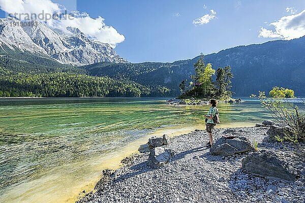 Touristin am Eibsee  Zugspitzmassiv und Zugspitze  Wettersteingebirge  bei Grainau  Oberbayern  Bayern  Deutschland  Europa