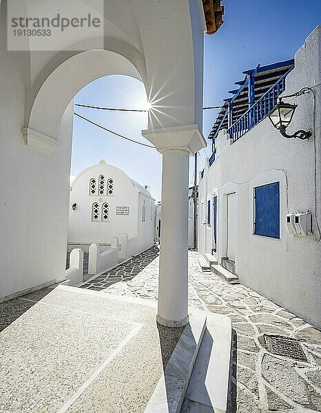 Kapelle Agios Antonios und Torbogen mit Sonnenstern der griechisch-orthodoxe Kirche Metamorfosi Sotiros  Gassen des Ortes Marpissa  Paros  Kykladen  Griechenland  Europa