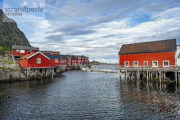 Traditionelle rote Rorbuer Holzhütten  auf Stelzen am Ufer  Fischerdorf Å i Lofoten  Lofoten  Nordland  Norwegen  Europa