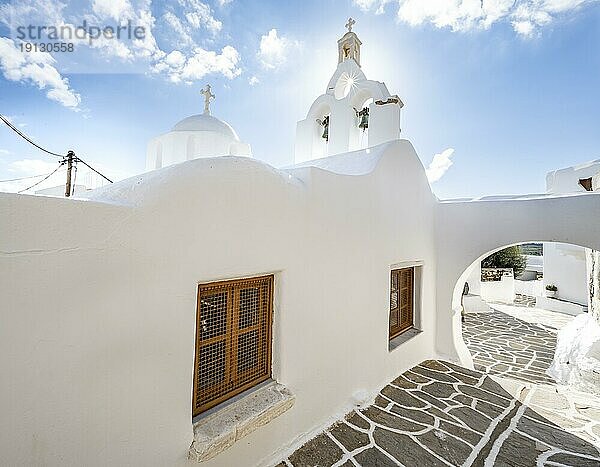 Weiße griechisch orthodoxe Kirche mit Sonnenstern  malerische Gassen des Ortes Marpissa  Paros  Kykladen  Griechenland  Europa