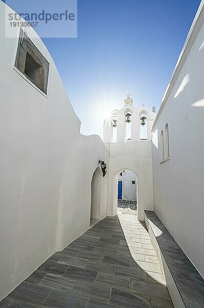 Torbogen mit Glocken der griechisch-orthodoxen Kapelle Agios Antonios  mit Sonnenstern  Gassen des Ortes Marpissa  Paros  Kykladen  Griechenland  Europa