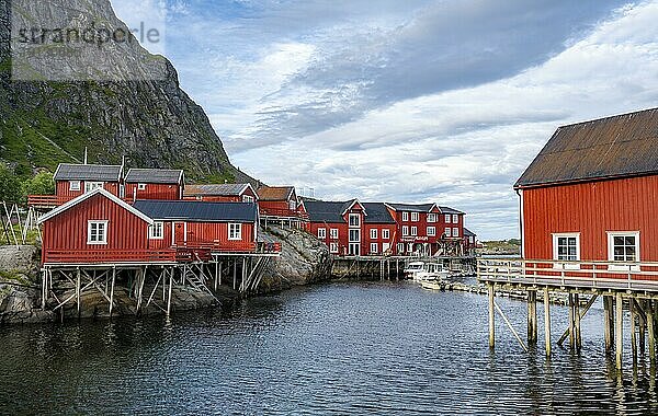 Traditionelle rote Rorbuer Holzhütten  auf Stelzen am Ufer  Fischerdorf Å i Lofoten  Lofoten  Nordland  Norwegen  Europa