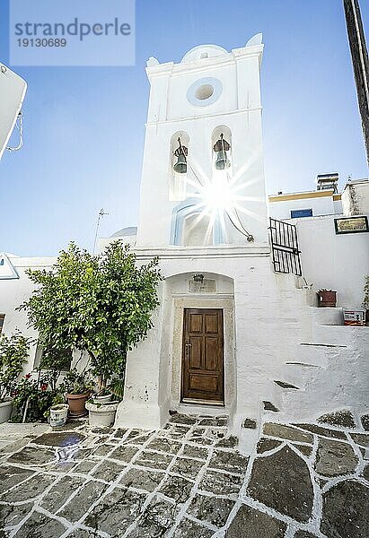 Weiße griechisch orthodoxe Kirche mit Glockenturm und Sonnenstern  malerische Gassen des Ortes Lefkes  Paros  Kykladen  Griechenland  Europa