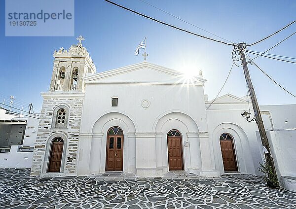 Christuskirche mit Sonnenstern  Gassen des Ortes Marpissa  Paros  Kykladen  Griechenland  Europa