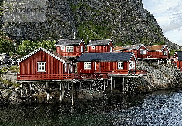 Traditionelle rote Rorbuer Holzhütten  auf Stelzen am Ufer  Fischerdorf Å i Lofoten  Lofoten  Nordland  Norwegen  Europa