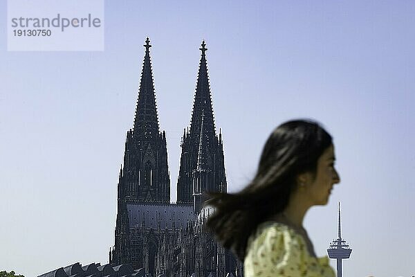 Silhouette von Passantin an der Rheinpromenade vor Kölner Dom  Köln  Nordrhein-Westfalen  deutschland