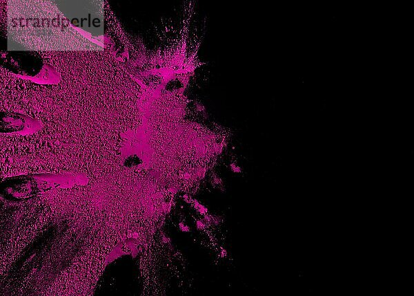 Overhead Ansicht rosa Farbe Pulver Explosion mit Kopie Raum Text schwarze Oberfläche