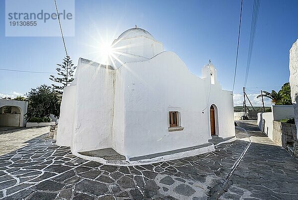 Weiße griechisch orthodoxe Kirche Agios Modestos mit Sonnenstern  Gassen des Ortes Marpissa  Paros  Kykladen  Griechenland  Europa