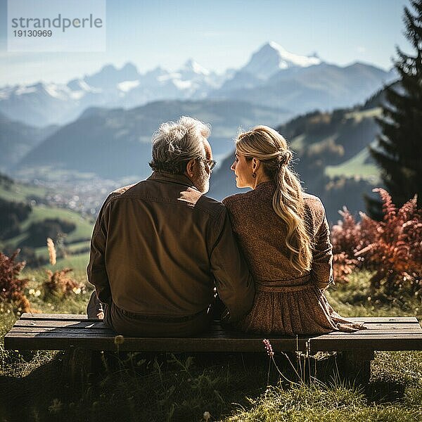 Ehepaar im Ruhestand sitzt auf einer Bank in den Bergen und betrachtet das Bergpanorama  AI generiert