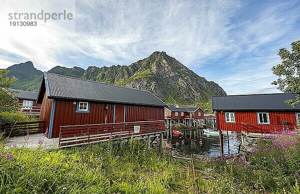 Traditionelle rote Rorbuer Holzhütten  Fischerdorf Å i Lofoten  Lofoten  Nordland  Norwegen  Europa