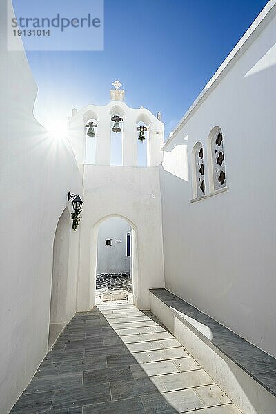 Torbogen mit Glocken der griechisch-orthodoxen Kapelle Agios Antonios  mit Sonnenstern  Gassen des Ortes Marpissa  Paros  Kykladen  Griechenland  Europa