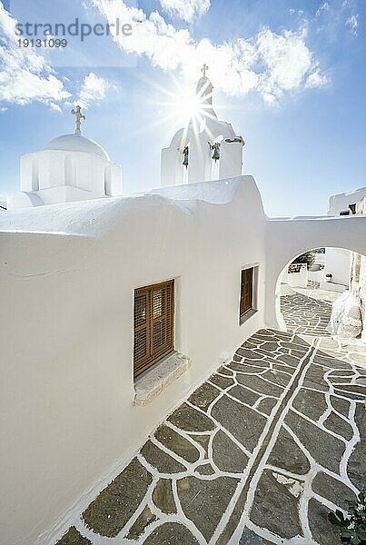 Weiße griechisch orthodoxe Kirche mit Sonnenstern  malerische Gassen des Ortes Marpissa  Paros  Kykladen  Griechenland  Europa