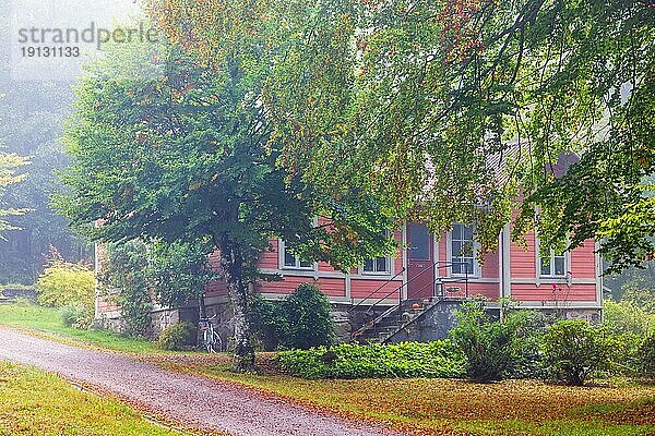 Idyllisches altes rosa Häuschen an einem nebligen Herbsttag  Falköping  Schweden  Europa