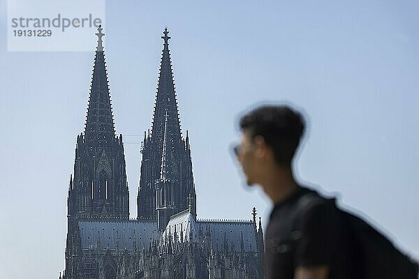 Silhouette von Passanten an der Rheinpromenade vor Kölner Dom  Köln  Nordrhein-Westfalen  deutschland