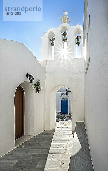 Torbogen mit Glocken der griechisch-orthodoxen Kapelle Agios Antonios  mit Sonnenstern  Gassen des Ortes Marpissa  Paros  Kykladen  Griechenland  Europa