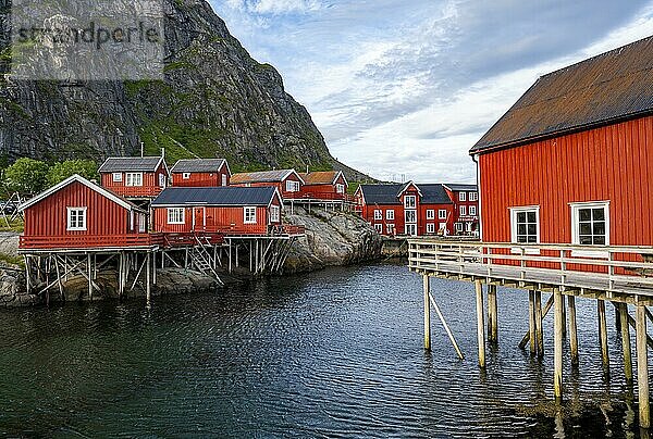 Traditionelle rote Rorbuer Holzhütten  auf Stelzen am Ufer  Fischerdorf Å i Lofoten  Lofoten  Nordland  Norwegen  Europa