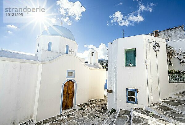 Griechisch orthodoxe Kapelle Agios Spiridon mit Sonnenstern  malerische Gassen des Ortes Lefkes  Paros  Kykladen  Griechenland  Europa