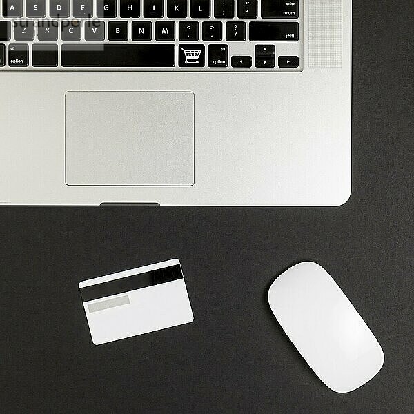 Draufsicht Laptop mit Maus Kreditkarte