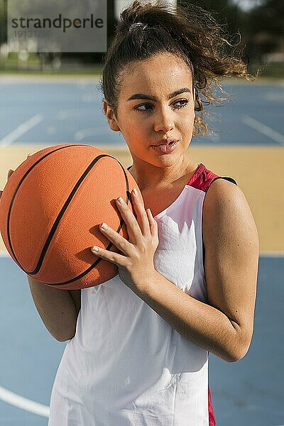 Vorderansicht Mädchen hält Basketball Ball
