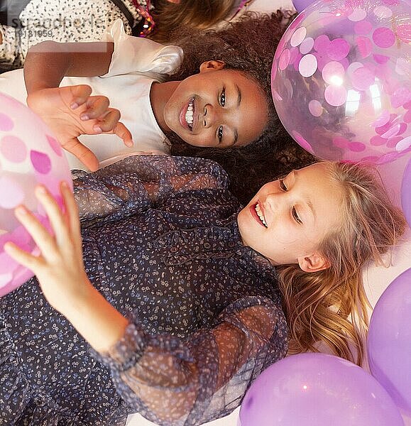 Portrait junge Mädchen Party mit Luftballons