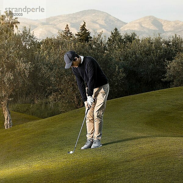Seitenansicht Mann spielt grasbewachsenen Golfplatz