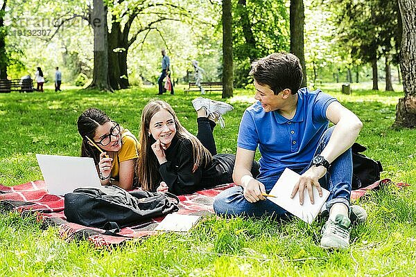 Studieren und Spaß haben im Park