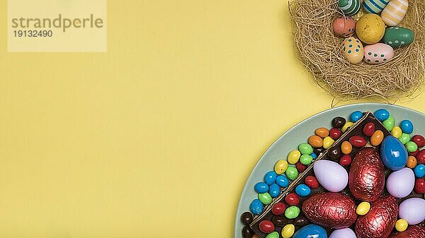 Draufsicht Dekoration mit Ostern Lebensmittel kopieren Raum