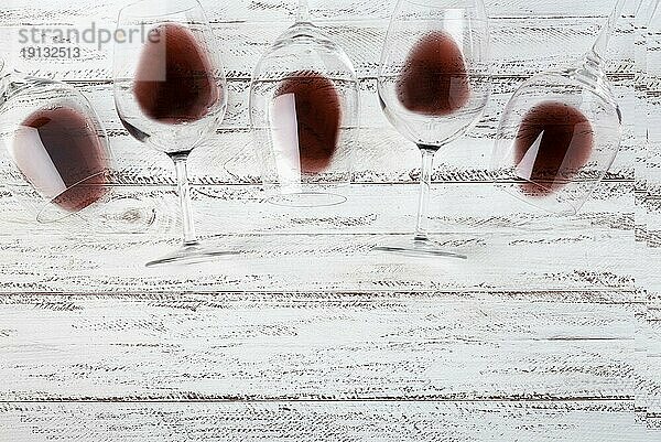 Draufsicht Gläser Legetisch mit Rotwein