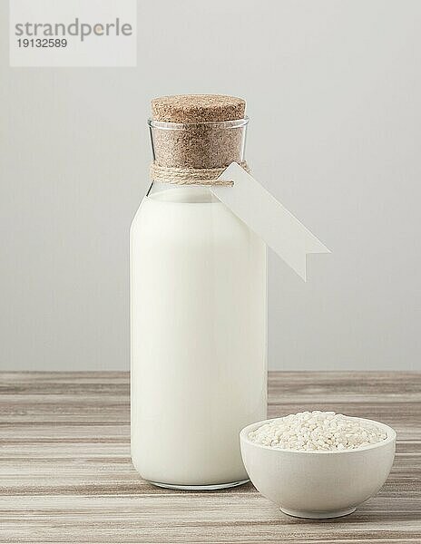Vorderansicht Milchflasche Schale Reis