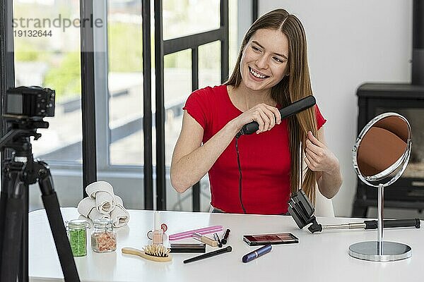 Junge Bloggerin präsentiert Haarschmuck