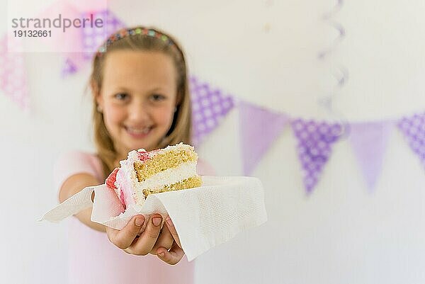 Nettes lächelndes Mädchen gibt Kuchenstück Geburtstag Teil