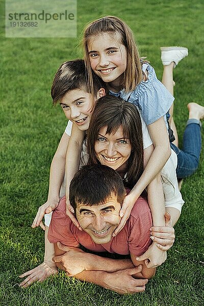 Porträt einer glücklichen Familie im Park