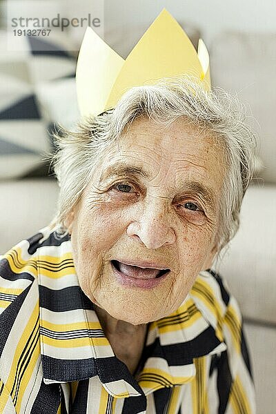 Porträt ältere Großmutter lächelnd