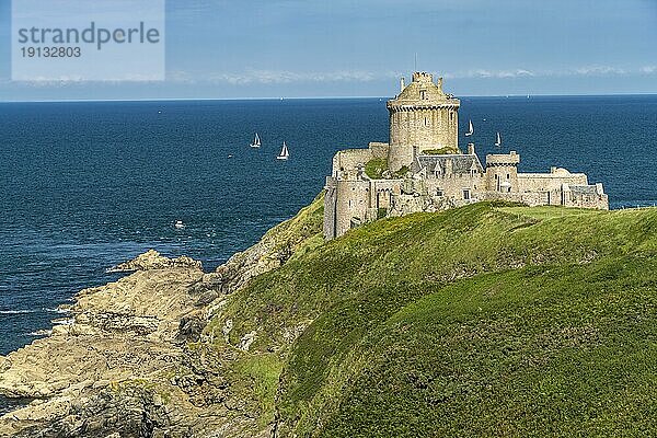 Die Burg Fort La Latte südlich vom Cap Frehel  Plévenon  Bretagne  Frankreich  Europa