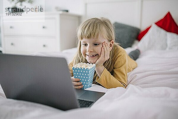 Mädchen mit Popcorn vor einem Film