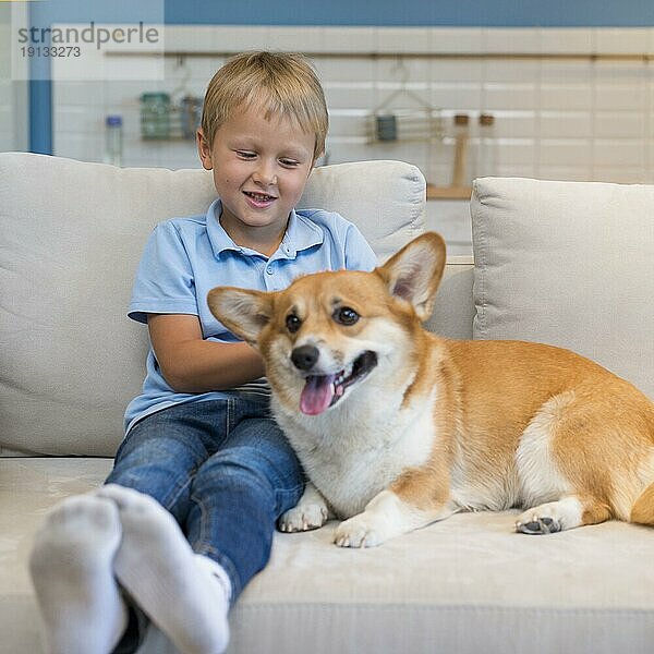 Porträt liebenswerter Junge mit Hund