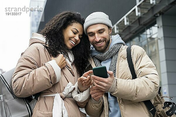 Medium shot Menschen schauen Telefon