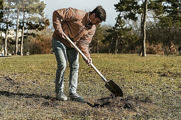 Seitenansicht Mann mit Schaufel graben Loch Bepflanzung Baum