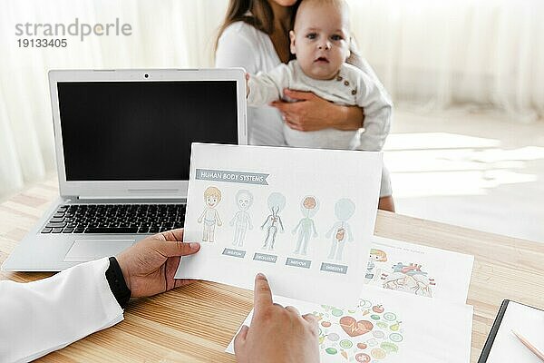 Arzt Hände halten Diagramm neu geboren Baby