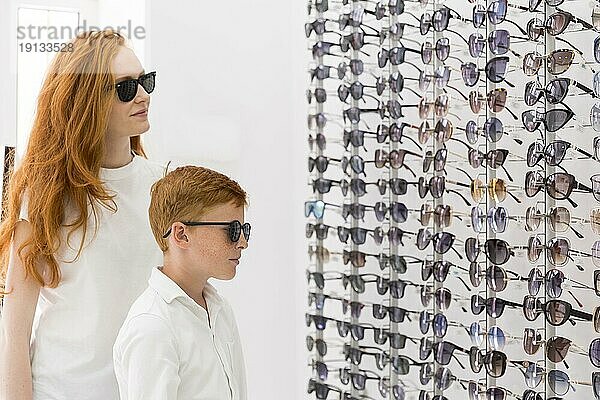 Junge Frau Junge stehend zusammen Optik Ausstellungsraum