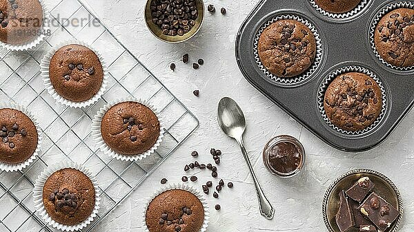 Draufsicht leckerer Muffin mit Schokolade