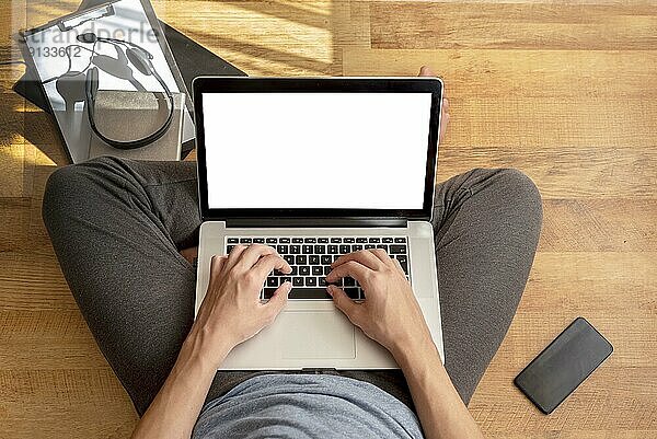 Draufsicht Mann mit Laptop zu Hause Quarantäne Arbeit
