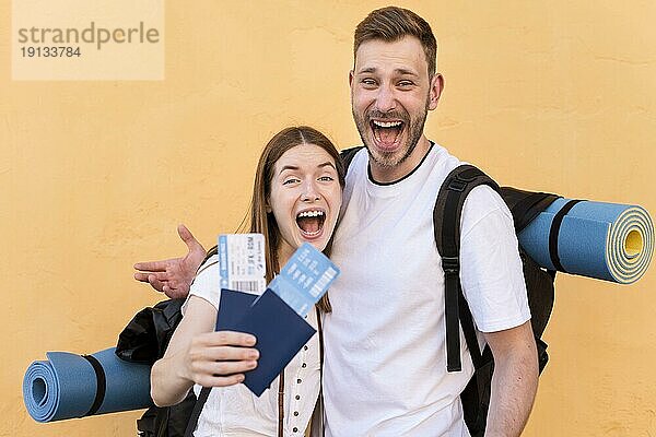 Seitenansicht lächelndes Touristenpaar mit Flugtickets und Pässen