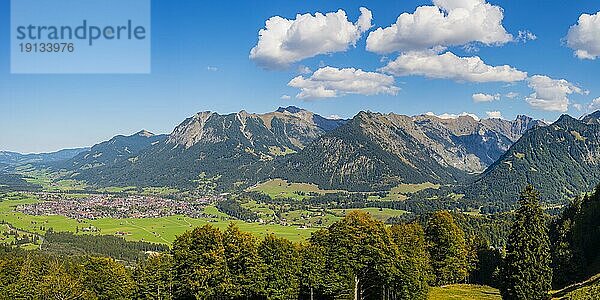 Bergpanorama von Südwesten auf Oberstdorf  Oberallgäu  Allgäu  Bayern  Deutschland  Europa