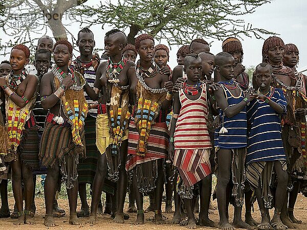 Mädchen und Jungen der Hamar in traditioneller Kleidung  Omo-Region  Äthiopien  Afrika
