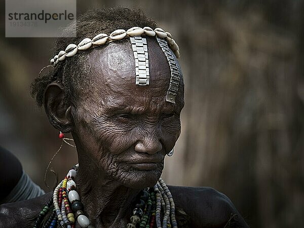 Portrait  Alte Frau im Dorf der Dassanech  Äthiopien  Afrika