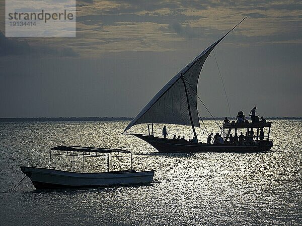 Silhouetten von Booten im glitzernden Wasser  Abendstimmung  Kwenda  Sansibar  Tansania  Afrika