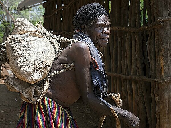 Alte Frau mit Sack auf dem Rücken  vom Volksstamm der Konso  Äthiopien  Afrika