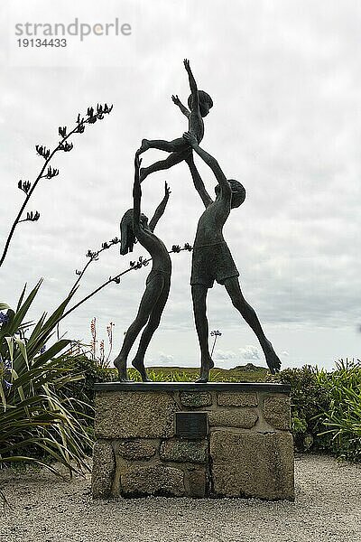 Skulptur  drei spielende Kinder  Die Tresco Kinder  Künstler David Wynne  Gegenlicht  Tresco Abbey Garden  Isles of Scilly  Scilly-Inseln  Cornwall  England  Großbritannien  Europa