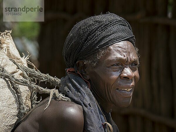 Alte Frau vom Volksstamm der Konso  Portrait  Äthiopien  Afrika